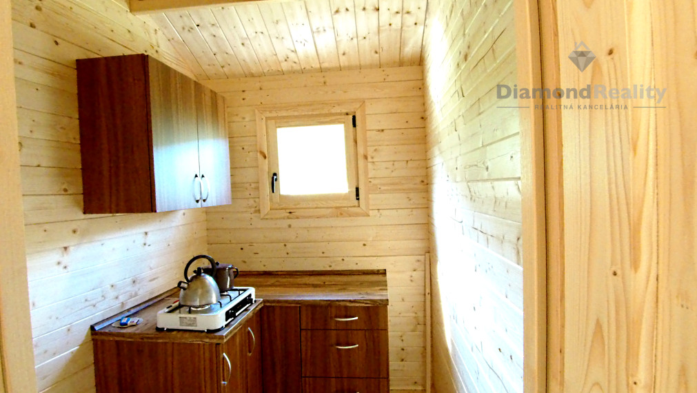 Zrub  s pozemkom v Slovinkách,  lesy, v zime sneh