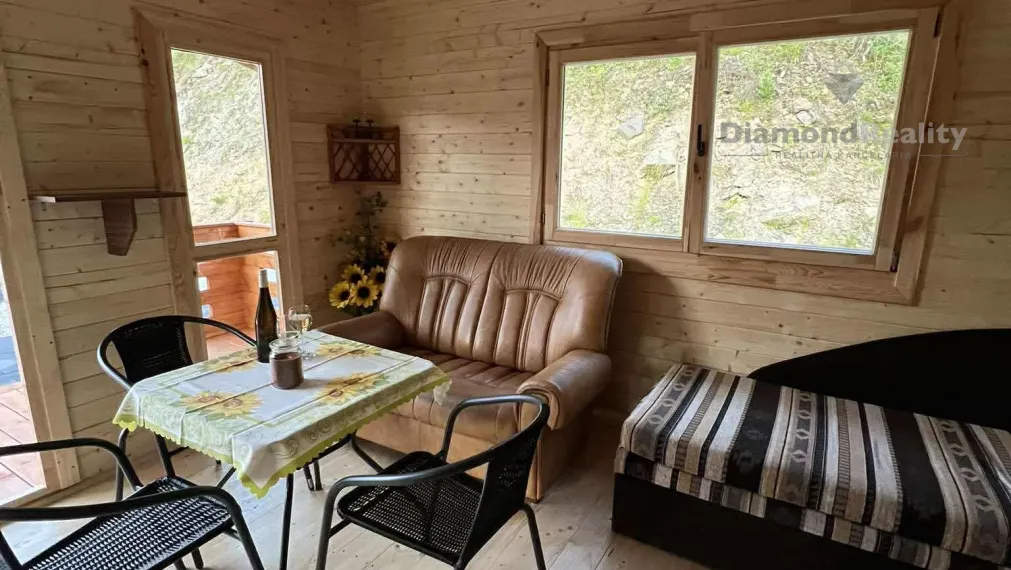 Zrub  s pozemkom v Slovinkách,  lesy, v zime sneh