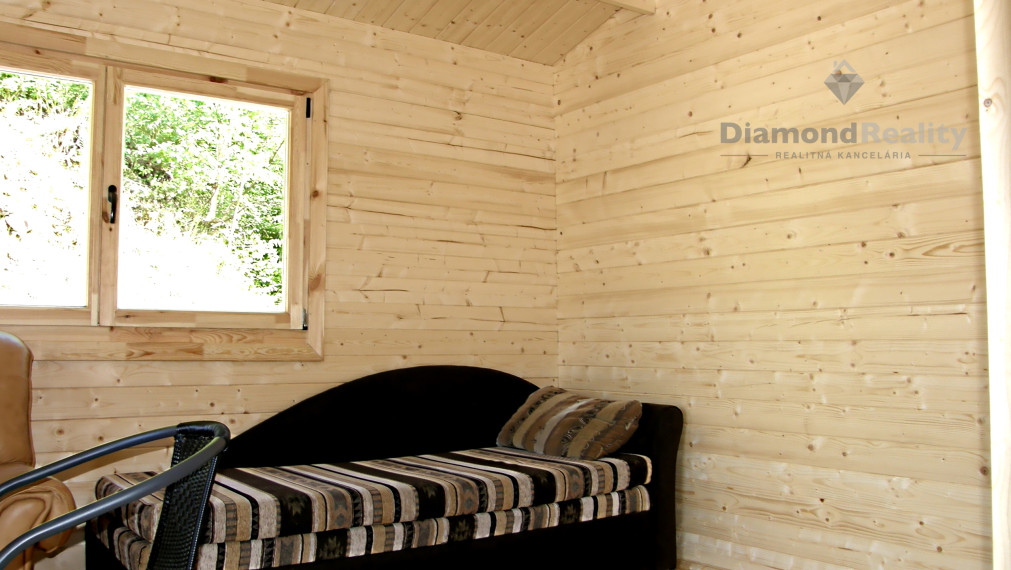 Zrub  s pozemkom v Slovinkách,  lesy, v zime sneh