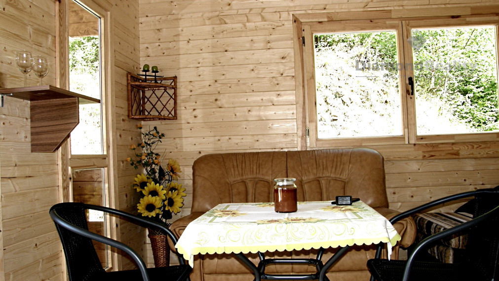 Zrub  s pozemkom v Slovinkách,  lesy, v zime sneh