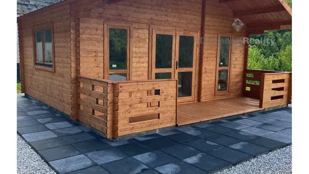 Zrub  s pozemkom v Slovinkách,  lesy, v zime sneh