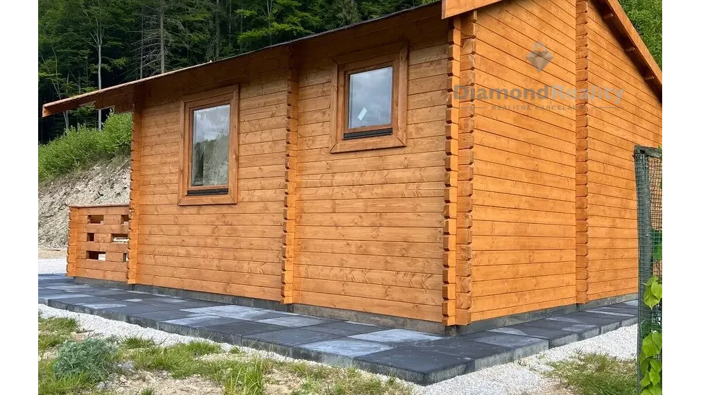 Zrub  s pozemkom v Slovinkách,  lesy, v zime sneh