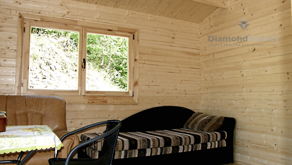 Zrub  s pozemkom v Slovinkách,  lesy, v zime sneh