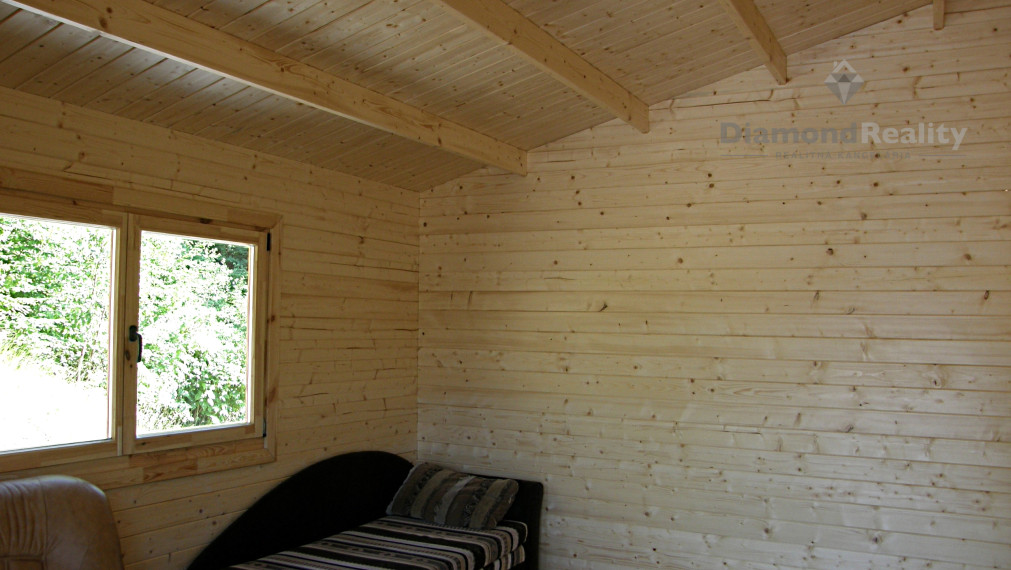 Zrub  s pozemkom v Slovinkách,  lesy, v zime sneh