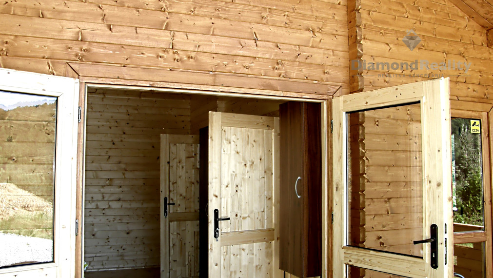 Zrub  s pozemkom v Slovinkách,  lesy, v zime sneh