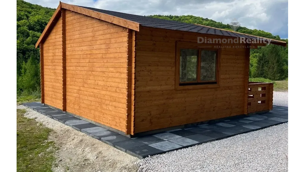 Zrub  s pozemkom v Slovinkách,  lesy, v zime sneh