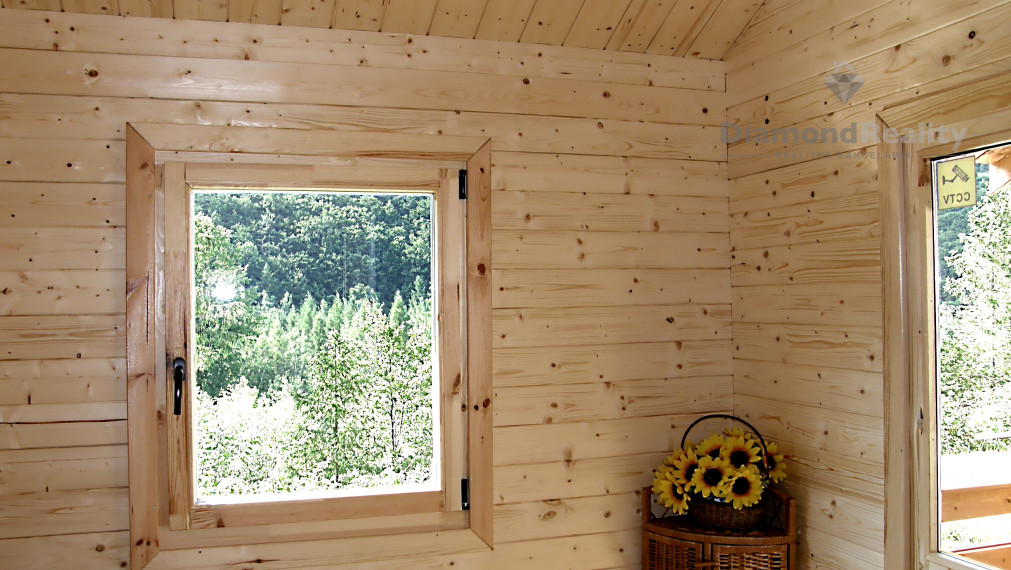 Zrub  s pozemkom v Slovinkách,  lesy, v zime sneh