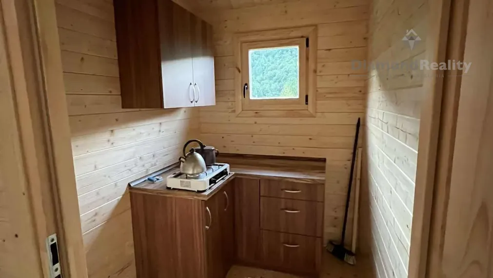 Zrub  s pozemkom v Slovinkách,  lesy, v zime sneh