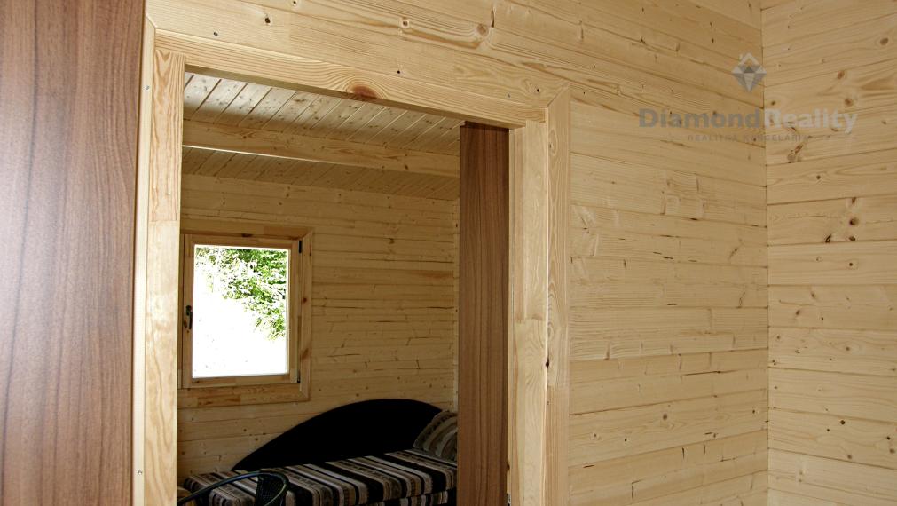 Zrub  s pozemkom v Slovinkách,  lesy, v zime sneh