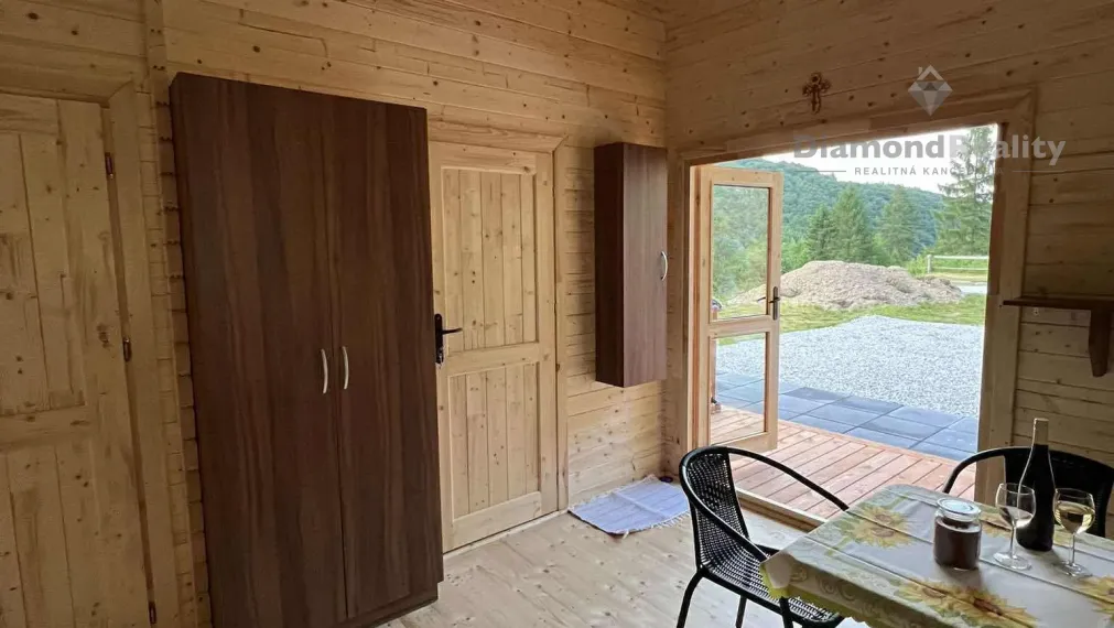 Zrub  s pozemkom v Slovinkách,  lesy, v zime sneh