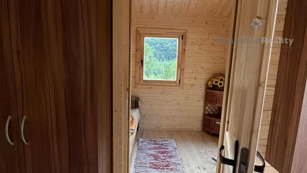 Zrub  s pozemkom v Slovinkách,  lesy, v zime sneh