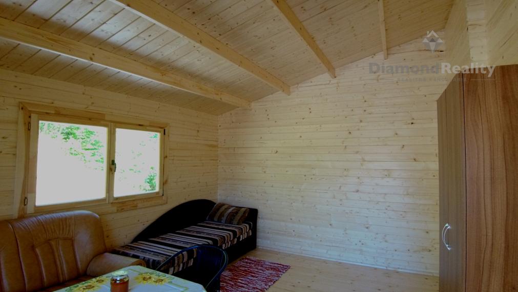 Zrub  s pozemkom v Slovinkách,  lesy, v zime sneh