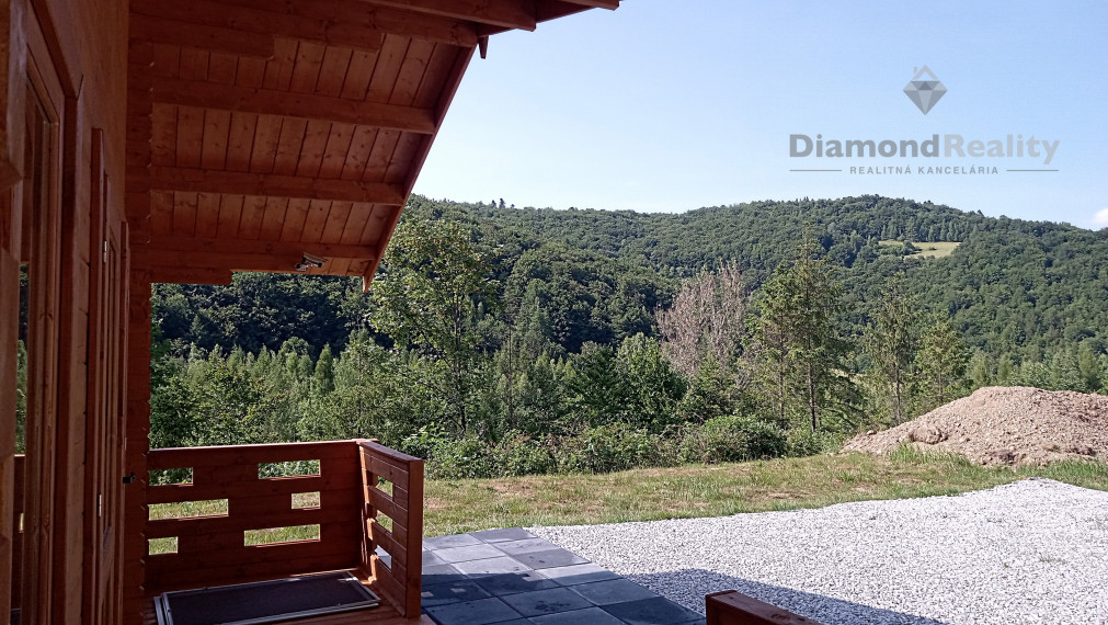 Zrub  s pozemkom v Slovinkách,  lesy, v zime sneh