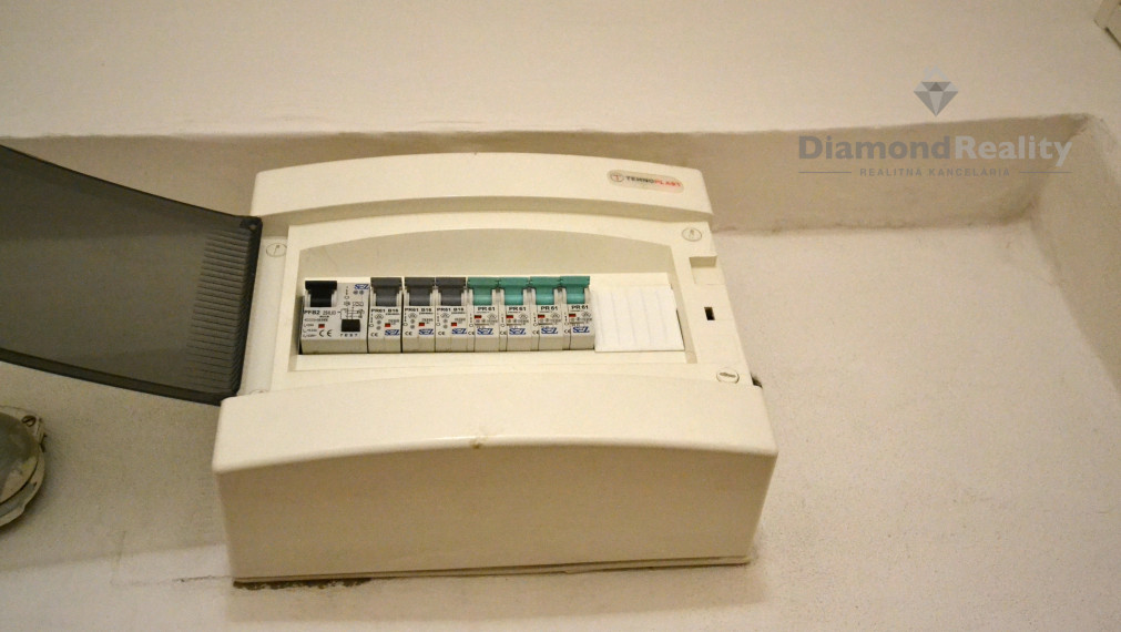 PREDANÝ !  3-izb.byt Košice, TEHLA, balkón, výťah, pivnica, pôvodný stav