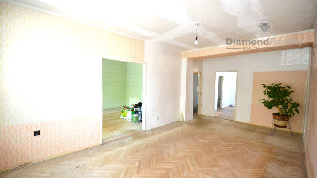 PREDANÝ !  3-izb.byt Košice, TEHLA, balkón, výťah, pivnica, pôvodný stav