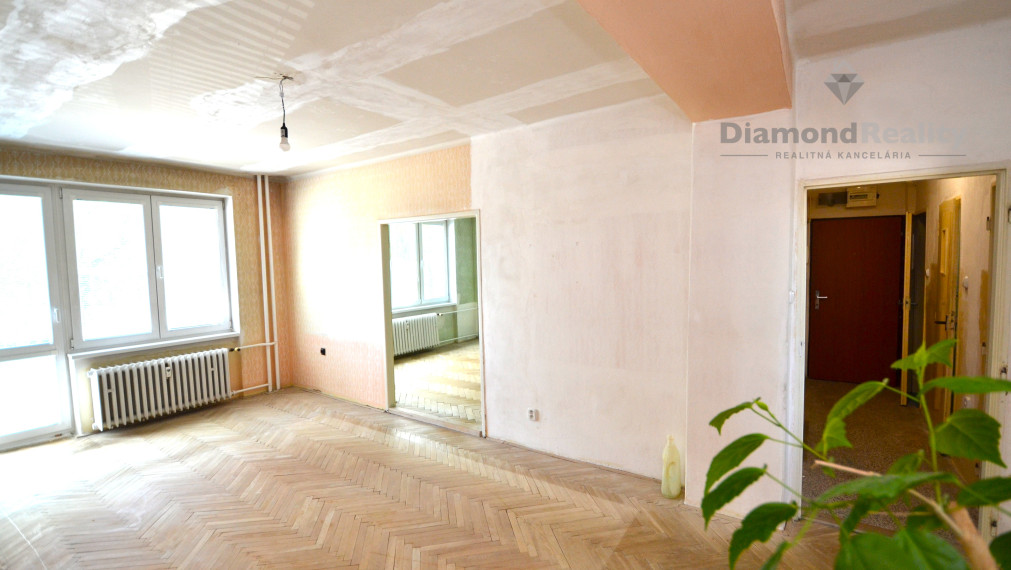 PREDANÝ !  3-izb.byt Košice, TEHLA, balkón, výťah, pivnica, pôvodný stav