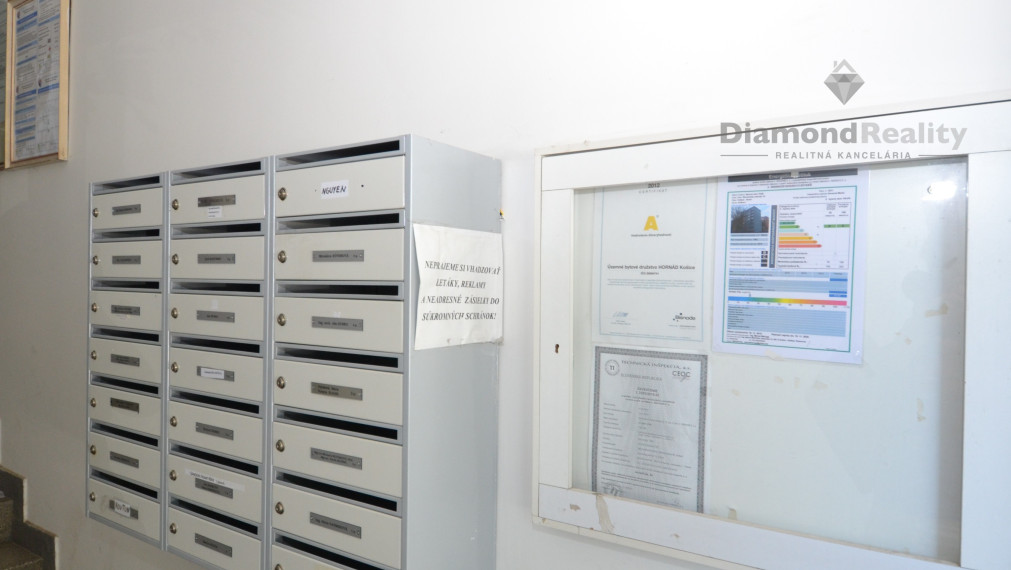 PREDANÝ !  3-izb.byt Košice, TEHLA, balkón, výťah, pivnica, pôvodný stav