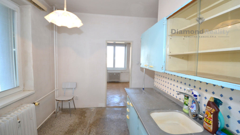 PREDANÝ !  3-izb.byt Košice, TEHLA, balkón, výťah, pivnica, pôvodný stav