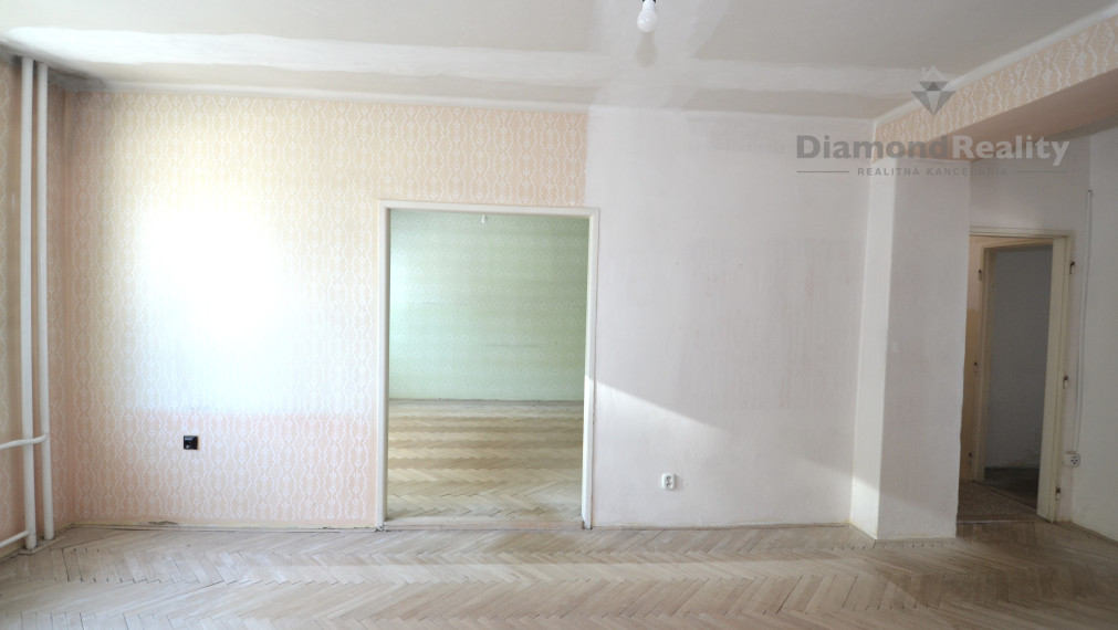 PREDANÝ !  3-izb.byt Košice, TEHLA, balkón, výťah, pivnica, pôvodný stav