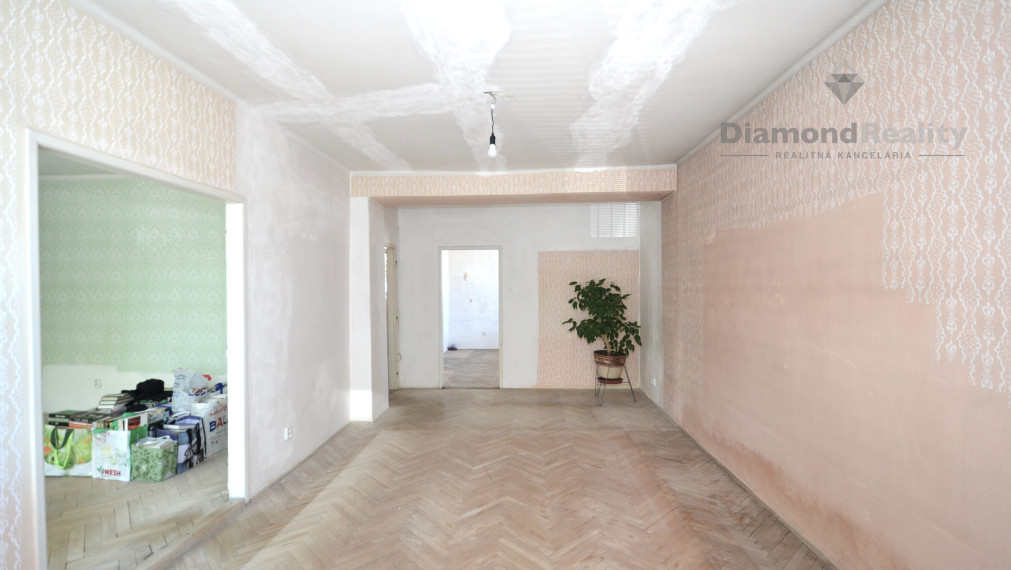 PREDANÝ !  3-izb.byt Košice, TEHLA, balkón, výťah, pivnica, pôvodný stav