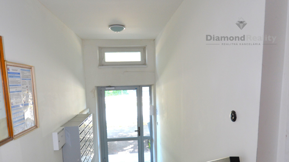 PREDANÝ !  3-izb.byt Košice, TEHLA, balkón, výťah, pivnica, pôvodný stav