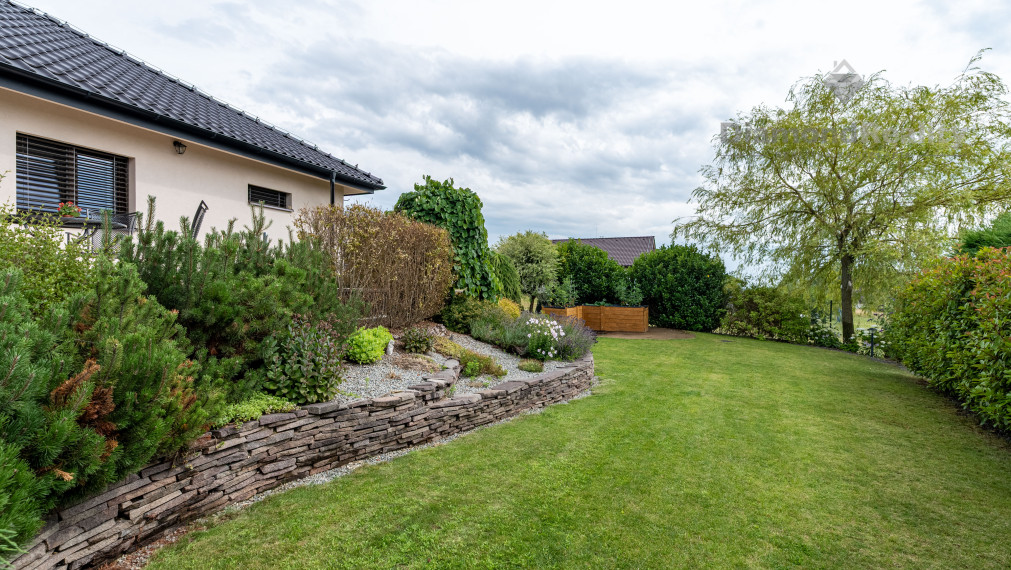 REZERVOVANÝ 4 IZBOVÁ TEHLOVÁ NOVOSTAVBA S UPRAVENÝM POZEMKOM