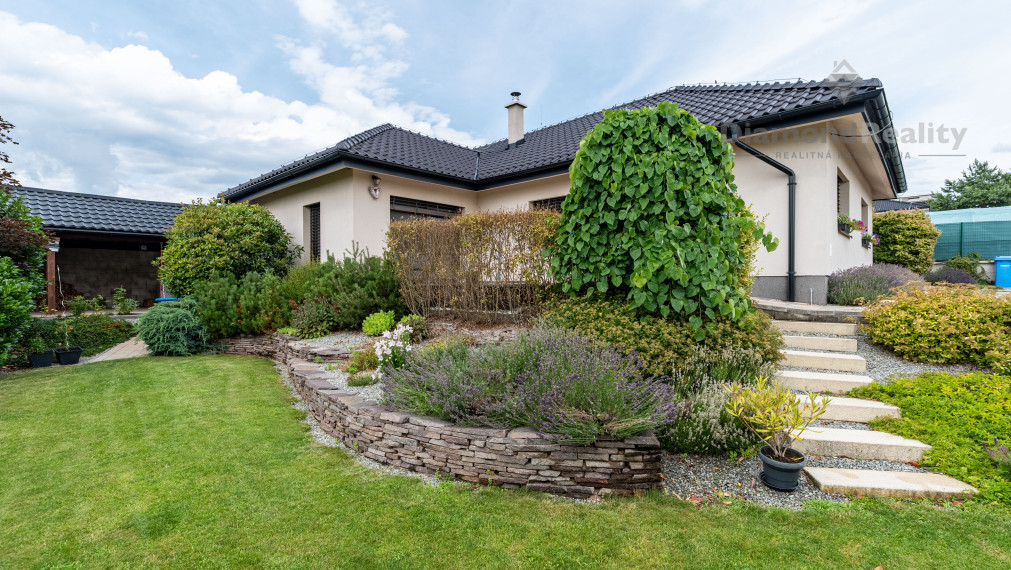 REZERVOVANÝ 4 IZBOVÁ TEHLOVÁ NOVOSTAVBA S UPRAVENÝM POZEMKOM