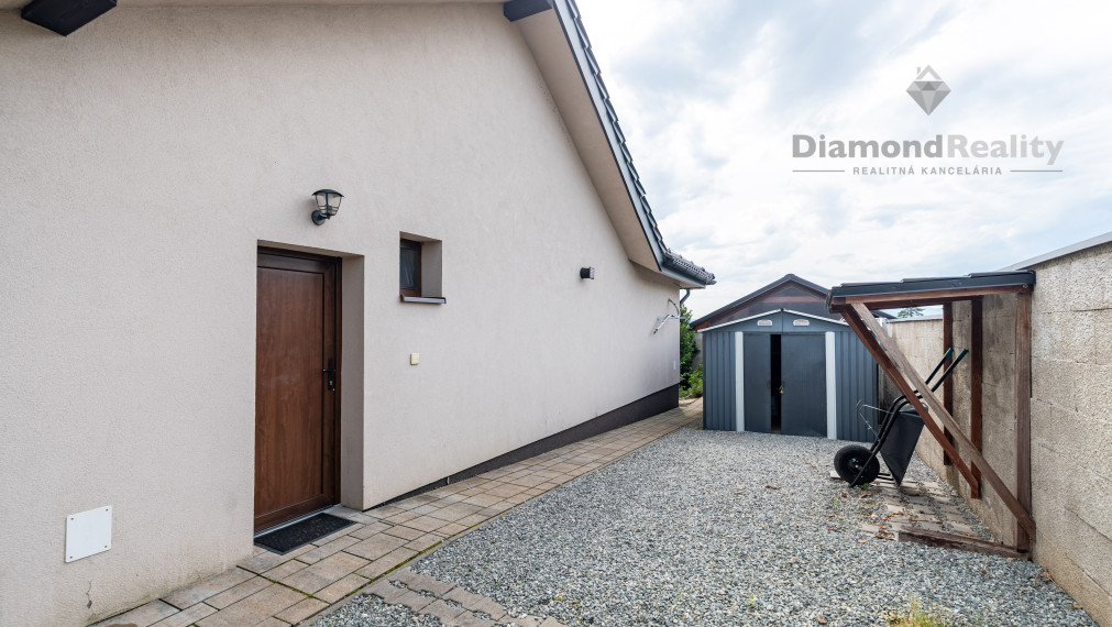 REZERVOVANÝ 4 IZBOVÁ TEHLOVÁ NOVOSTAVBA S UPRAVENÝM POZEMKOM