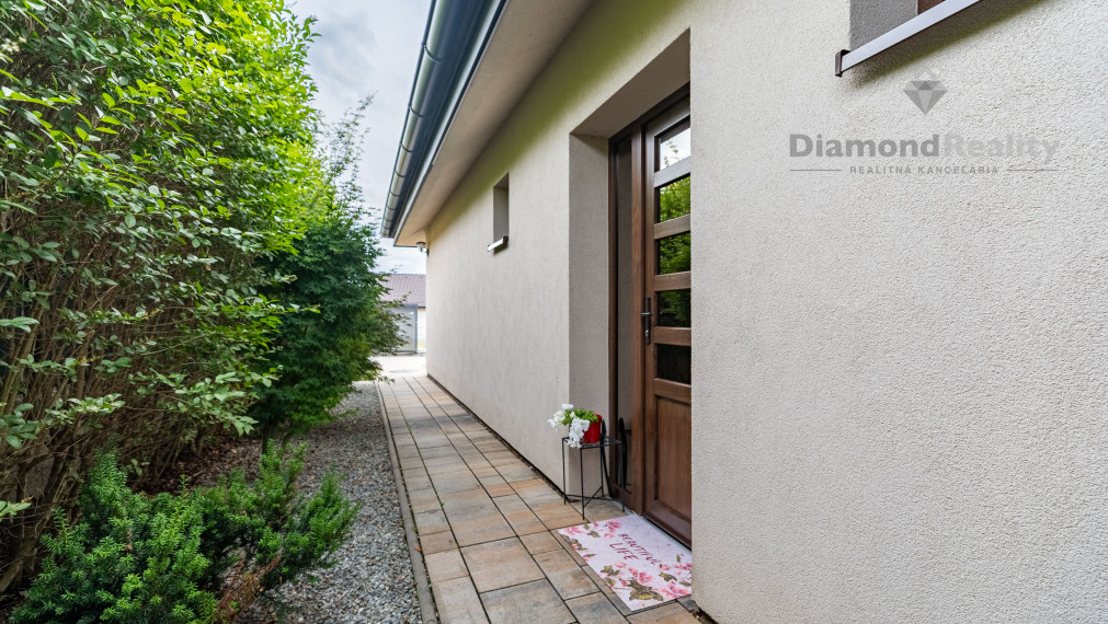 REZERVOVANÝ 4 IZBOVÁ TEHLOVÁ NOVOSTAVBA S UPRAVENÝM POZEMKOM