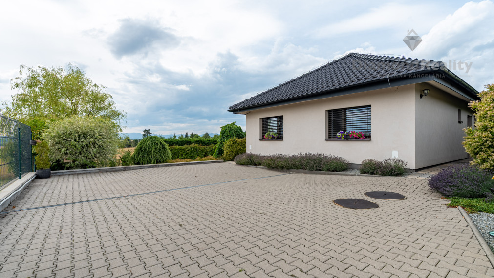 REZERVOVANÝ 4 IZBOVÁ TEHLOVÁ NOVOSTAVBA S UPRAVENÝM POZEMKOM