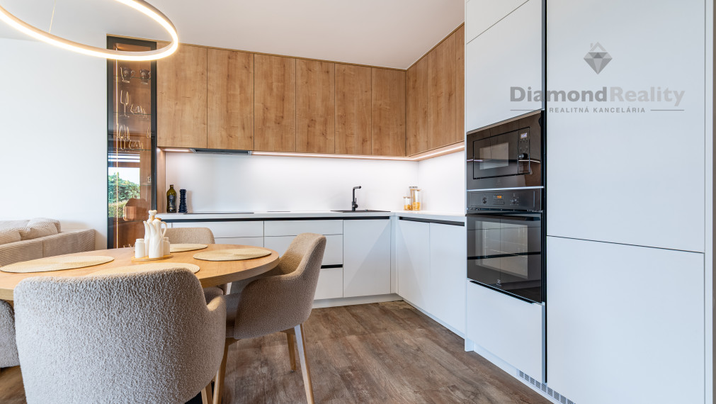 REZERVOVANÝ 4 IZBOVÁ TEHLOVÁ NOVOSTAVBA S UPRAVENÝM POZEMKOM