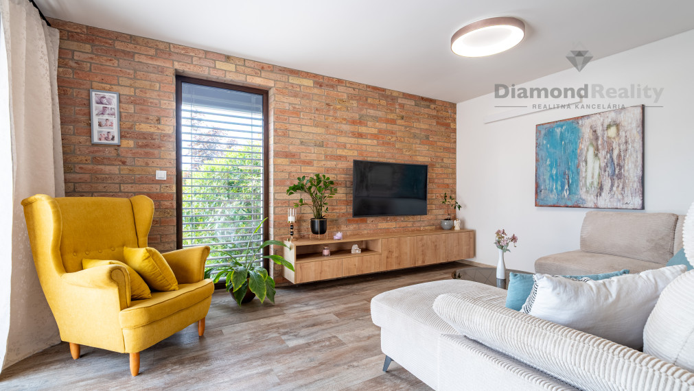 REZERVOVANÝ 4 IZBOVÁ TEHLOVÁ NOVOSTAVBA S UPRAVENÝM POZEMKOM