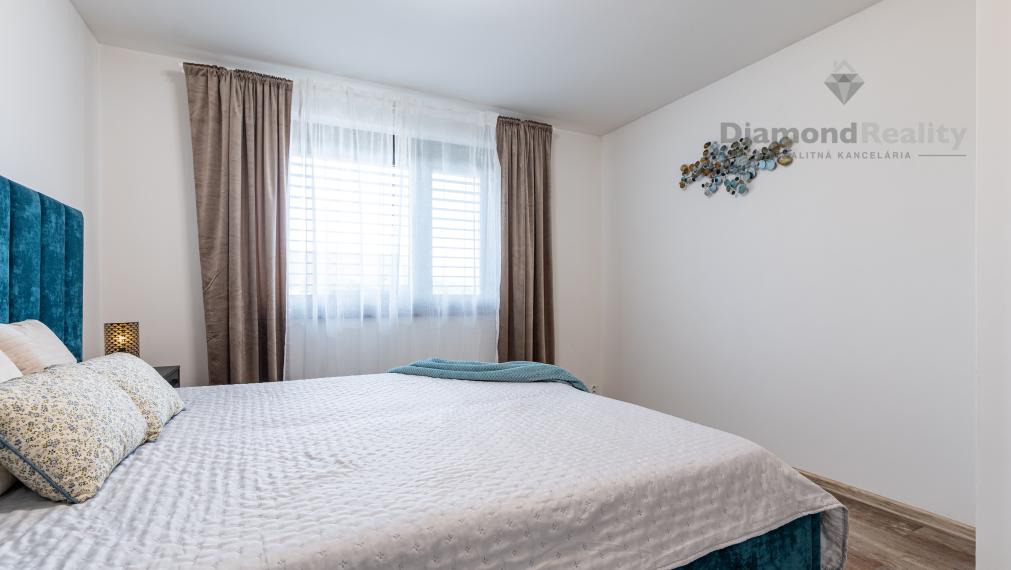 REZERVOVANÝ 4 IZBOVÁ TEHLOVÁ NOVOSTAVBA S UPRAVENÝM POZEMKOM