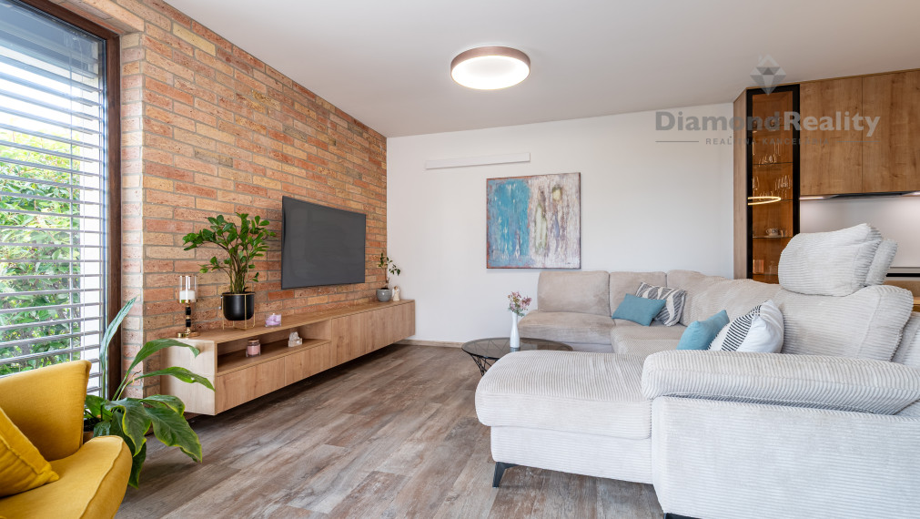 REZERVOVANÝ 4 IZBOVÁ TEHLOVÁ NOVOSTAVBA S UPRAVENÝM POZEMKOM