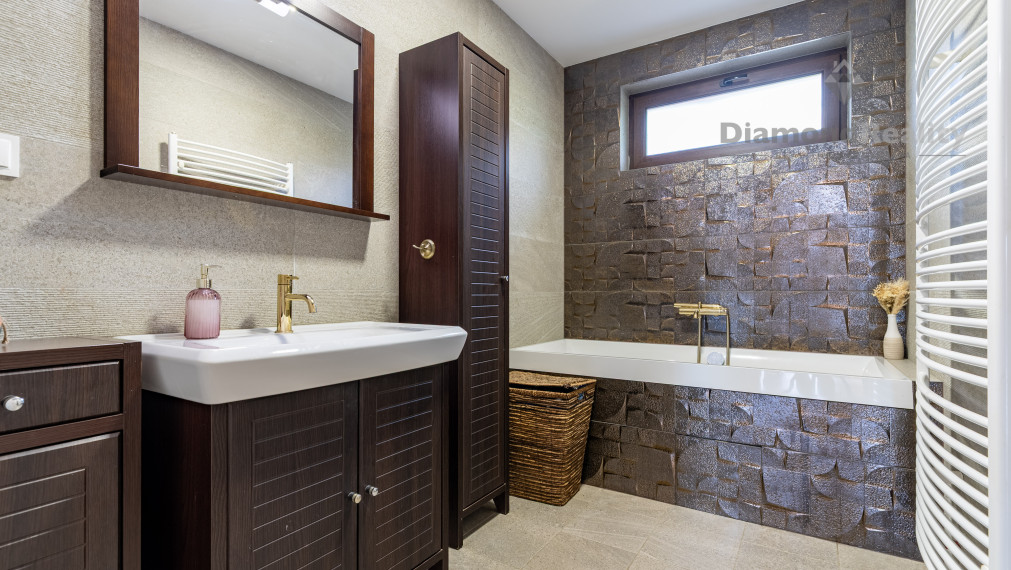 REZERVOVANÝ 4 IZBOVÁ TEHLOVÁ NOVOSTAVBA S UPRAVENÝM POZEMKOM