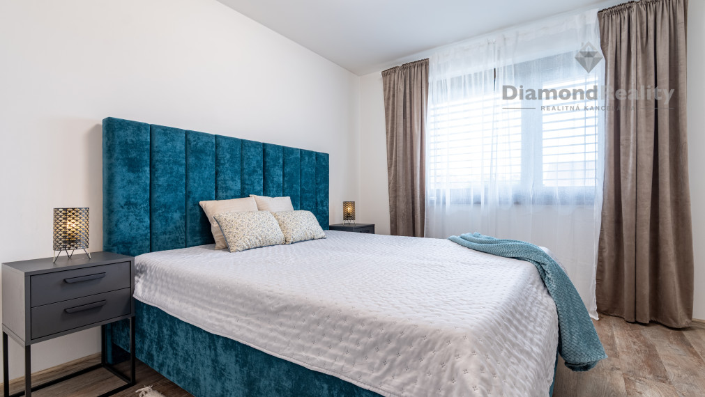 REZERVOVANÝ 4 IZBOVÁ TEHLOVÁ NOVOSTAVBA S UPRAVENÝM POZEMKOM