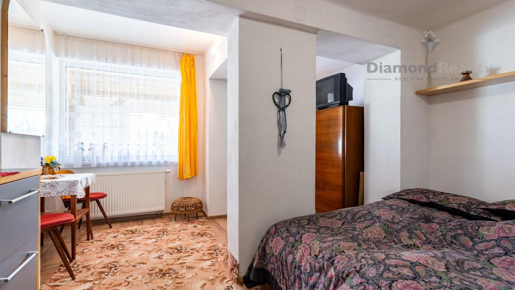 NA PREDAJ RODINNÝ DOM S 3 BYTOVÝMI JEDNOTKAMI, OBEC TELGÁRT