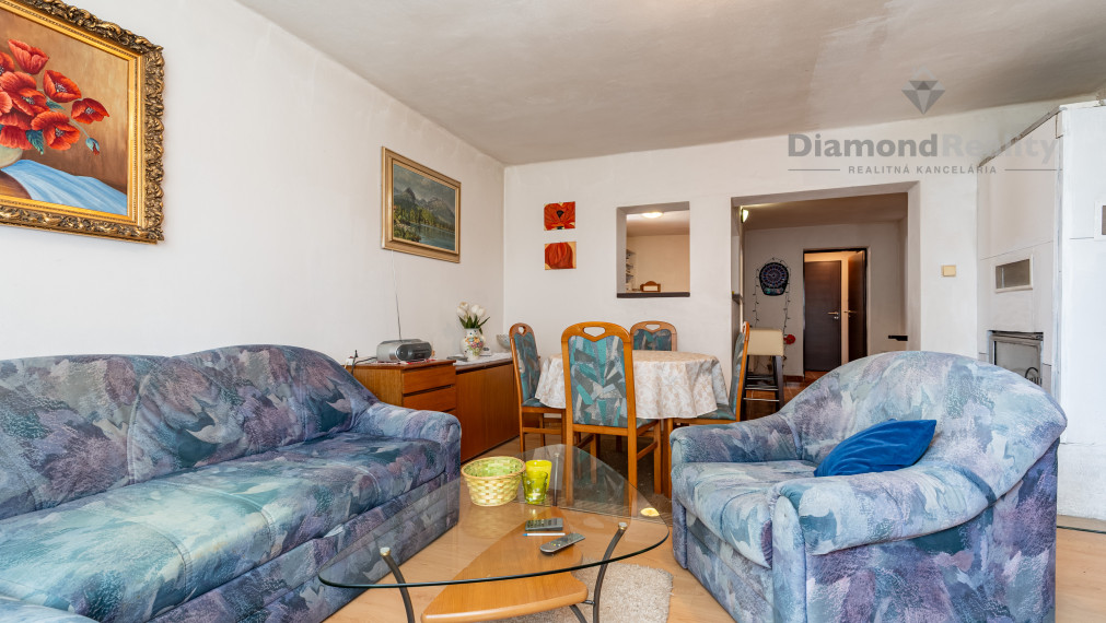 NA PREDAJ RODINNÝ DOM S 3 BYTOVÝMI JEDNOTKAMI, OBEC TELGÁRT