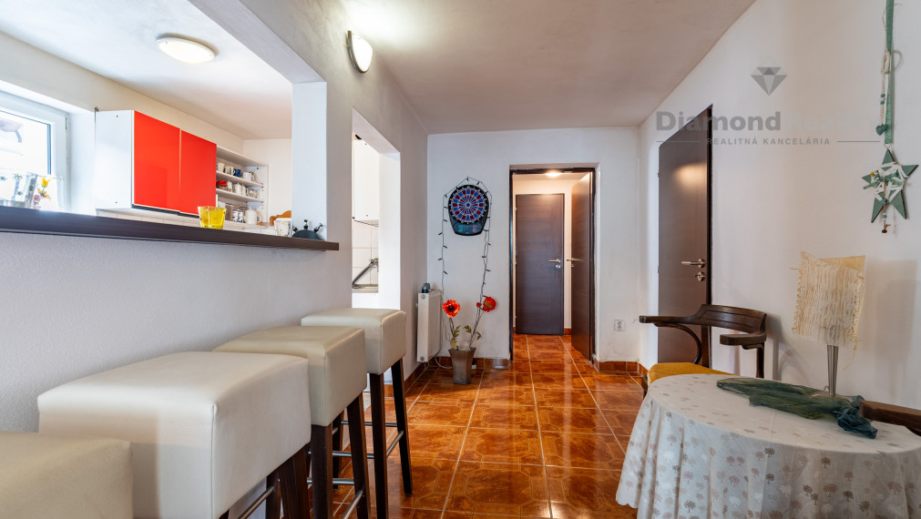 NA PREDAJ RODINNÝ DOM S 3 BYTOVÝMI JEDNOTKAMI, OBEC TELGÁRT