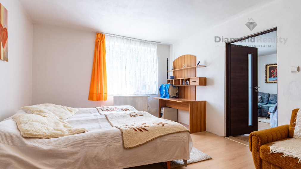 NA PREDAJ RODINNÝ DOM S 3 BYTOVÝMI JEDNOTKAMI, OBEC TELGÁRT