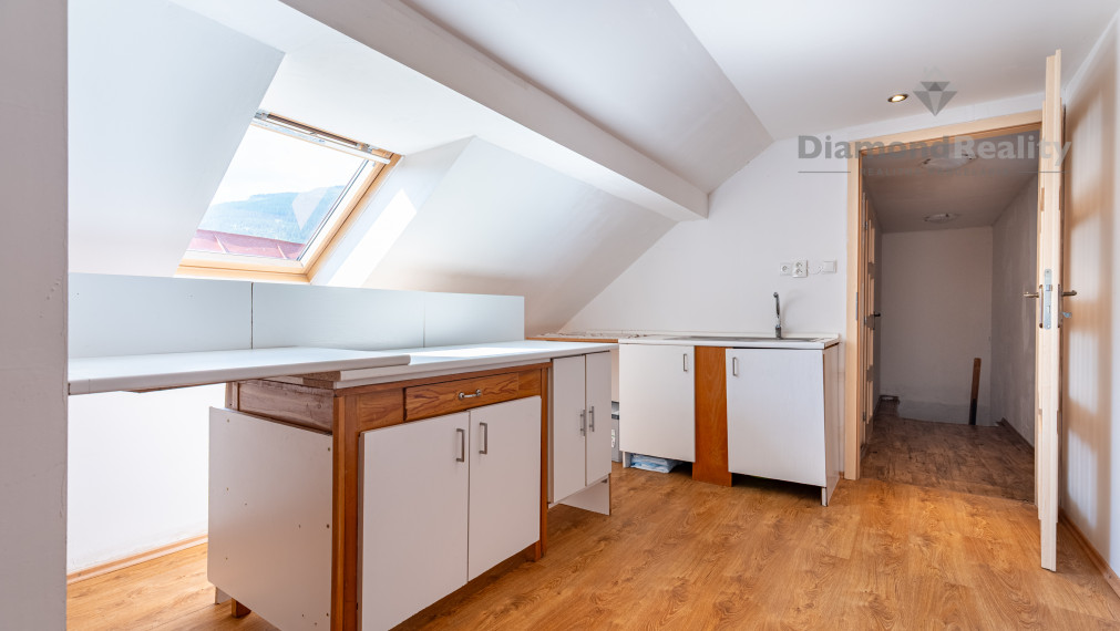 NA PREDAJ RODINNÝ DOM S 3 BYTOVÝMI JEDNOTKAMI, OBEC TELGÁRT