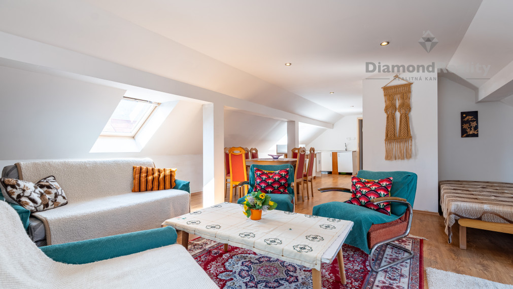 NA PREDAJ RODINNÝ DOM S 3 BYTOVÝMI JEDNOTKAMI, OBEC TELGÁRT