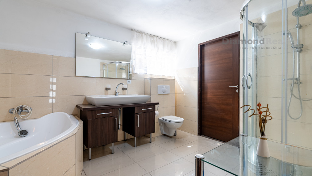 NA PREDAJ RODINNÝ DOM S 3 BYTOVÝMI JEDNOTKAMI, OBEC TELGÁRT