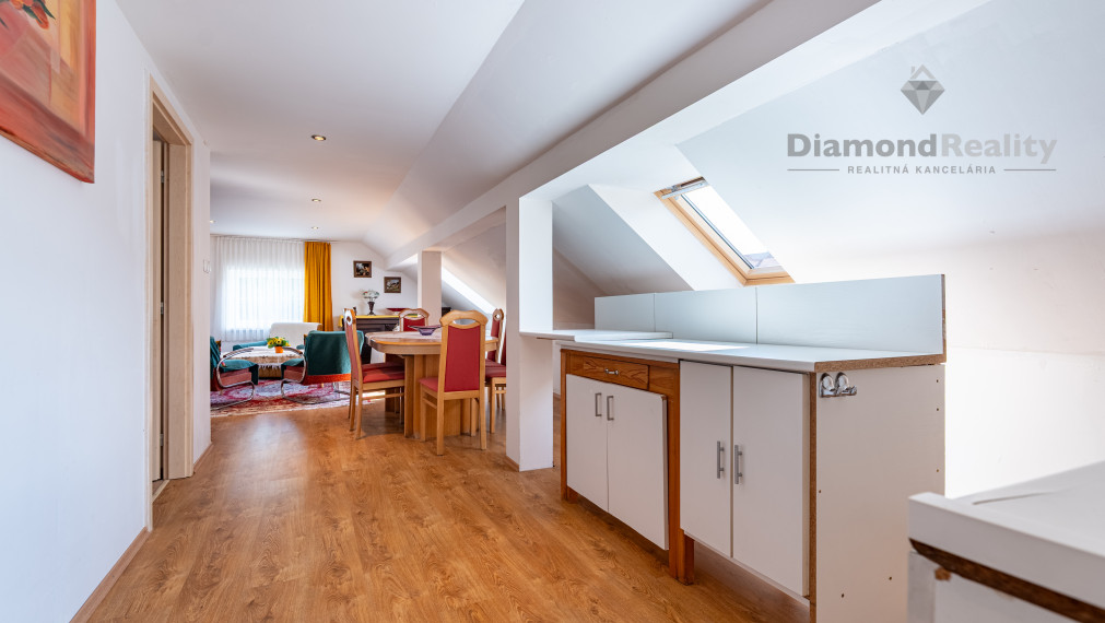 NA PREDAJ RODINNÝ DOM S 3 BYTOVÝMI JEDNOTKAMI, OBEC TELGÁRT