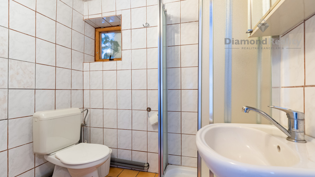 NA PREDAJ RODINNÝ DOM S 3 BYTOVÝMI JEDNOTKAMI, OBEC TELGÁRT