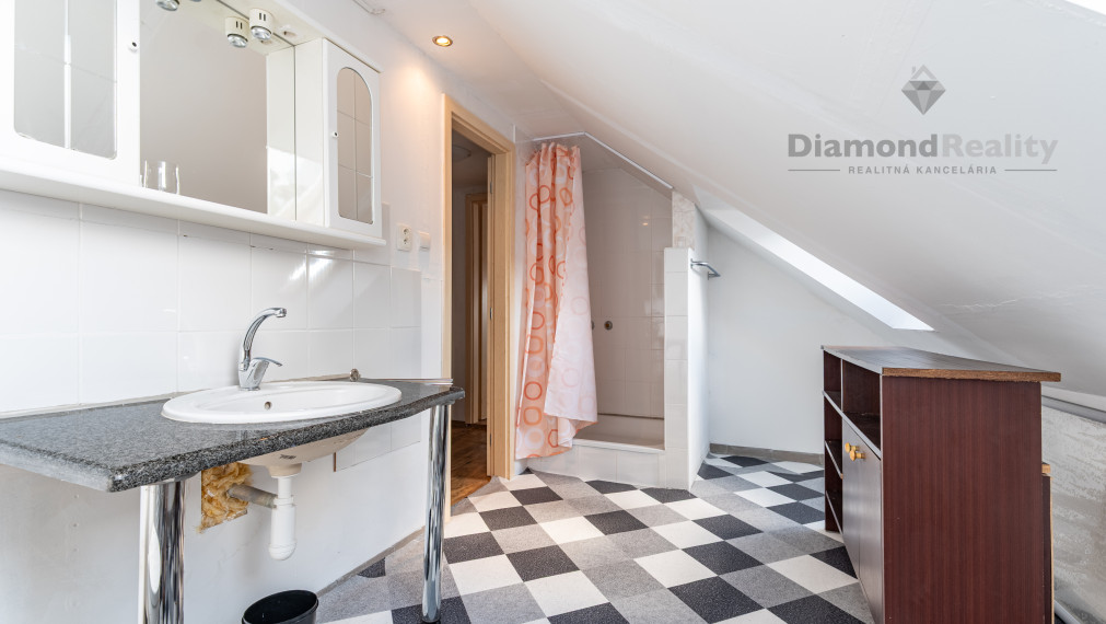 NA PREDAJ RODINNÝ DOM S 3 BYTOVÝMI JEDNOTKAMI, OBEC TELGÁRT