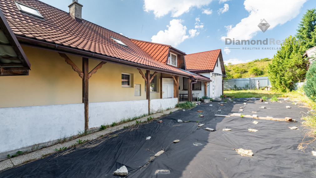 NA PREDAJ RODINNÝ DOM S 3 BYTOVÝMI JEDNOTKAMI, OBEC TELGÁRT