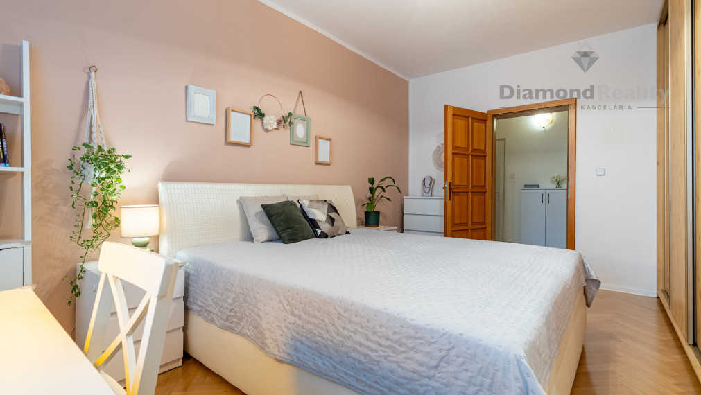 REZERVOVANÝ ZREKONŠTRUOVANÝ 3 IZBOVÝ BYT S LODŽIOU