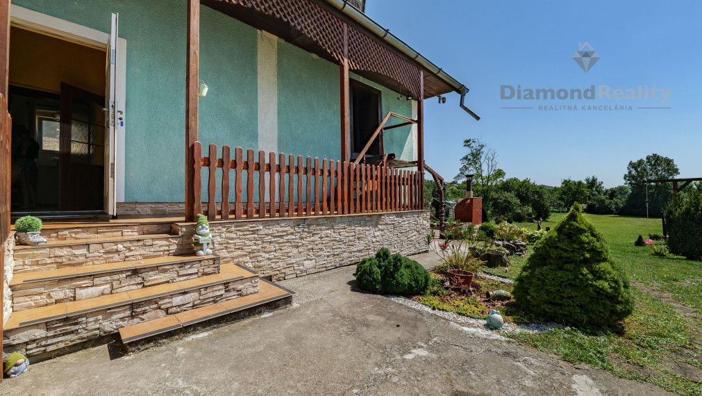 NA PREDAJ ÚTULNÝ RODINNÝ DOM S PRIESTRANNÝM POZEMKOM