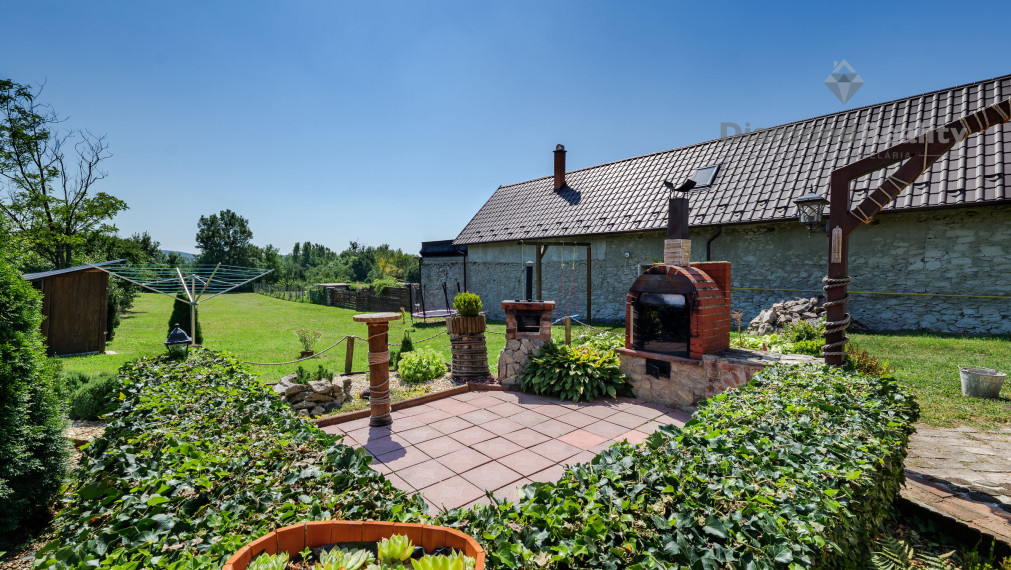 NA PREDAJ ÚTULNÝ RODINNÝ DOM S PRIESTRANNÝM POZEMKOM